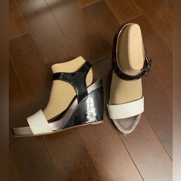 Stylish Black and White Wedges - Picture 1 of 5